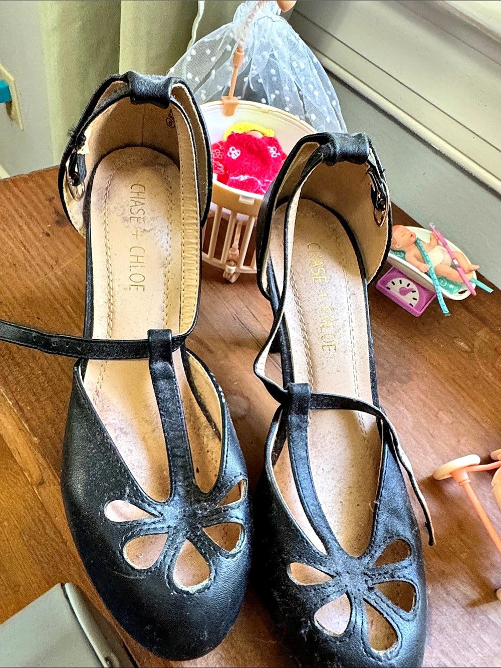 Chase & Chloe Kimmy-36 Black Cutout Mary Jane Flats